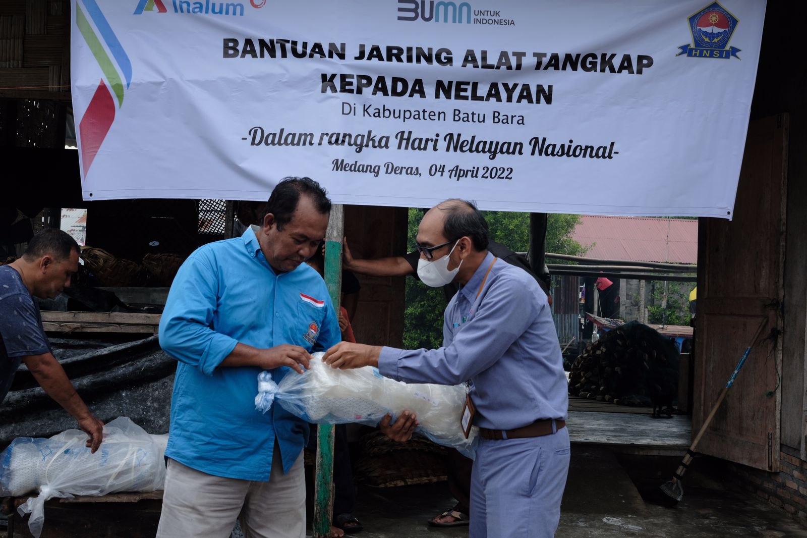 Celebrate National Nelayan Day, INALUM Bantu Nelayan in Batu Bara Regency