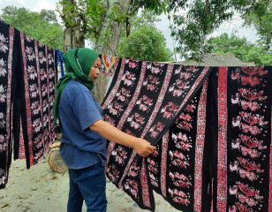 Celebrate 2022 National Batik Day, INALUM Bangga Cultured Batik Mangrove in Batu Bara